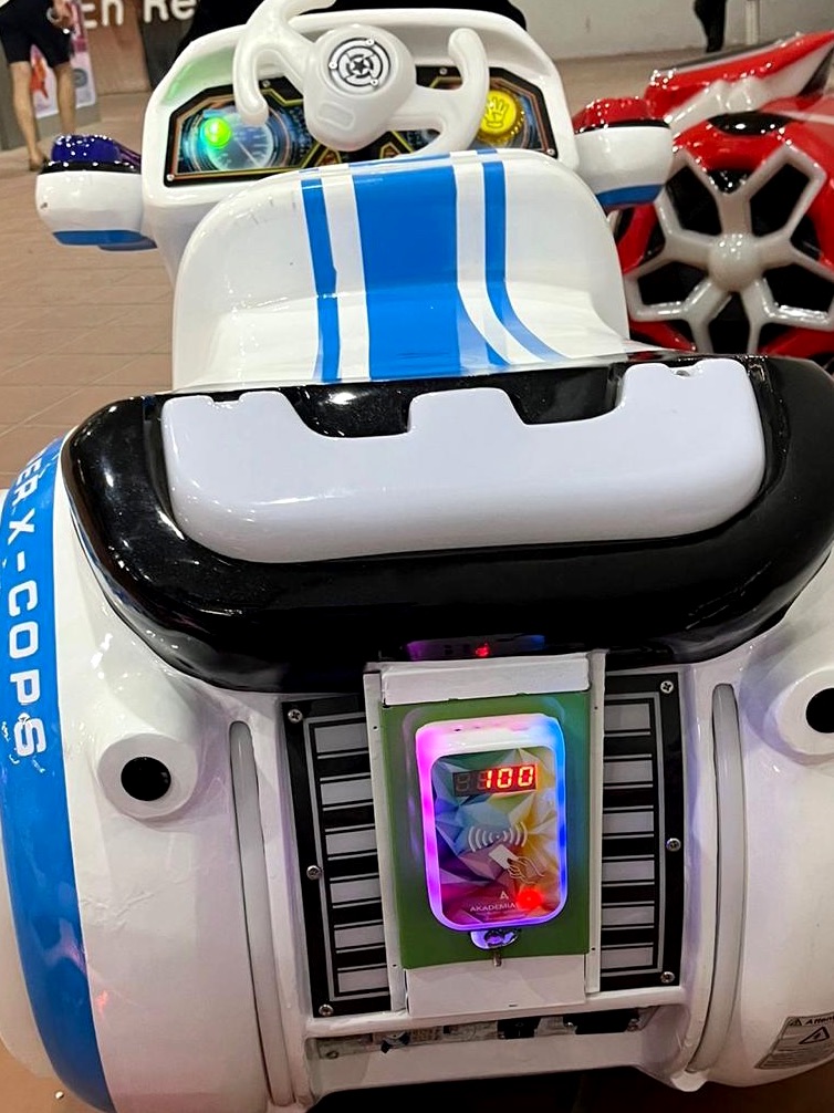 Oyun makinesine takılmış AkademiaPlay jeton kanalı uyumlu kart okuyucu